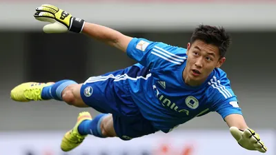 Aston Villa close on Zion Suzuki as Emiliano Martínez exit nears